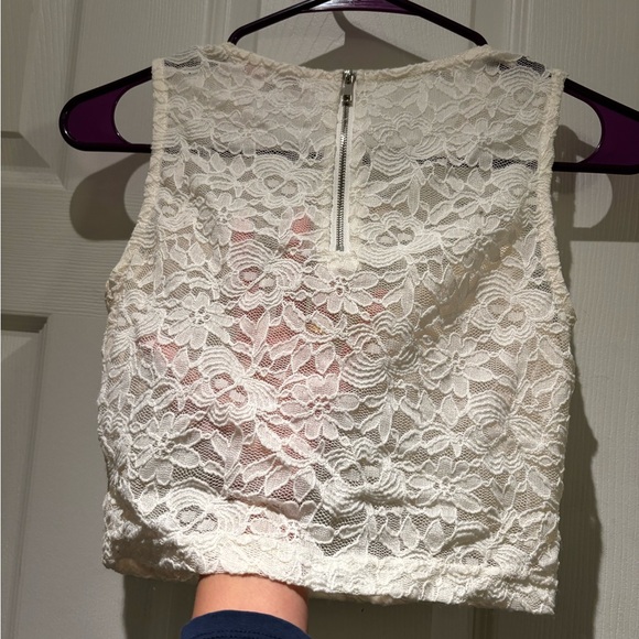 Creamy off white coloured cropped lace sleeveless blouse - Picture 4 of 4